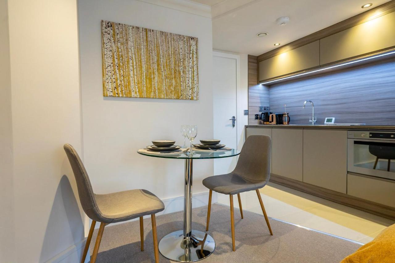 48 Cocoa Suites York Extérieur photo